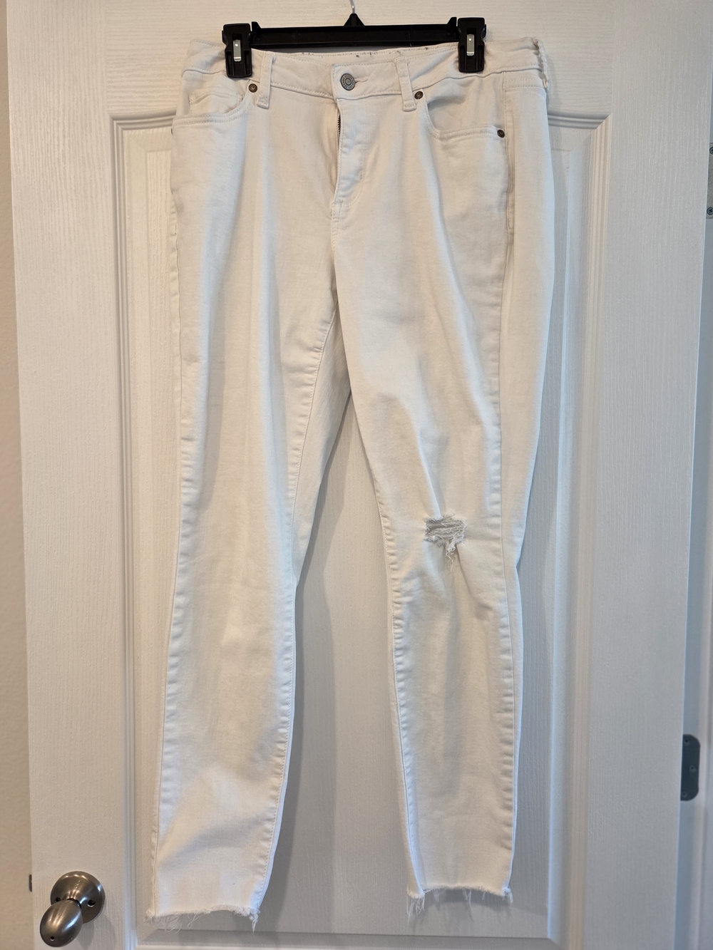 Sonoma White Skinny Jeans with Distressed Knee